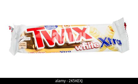 Ucraina, Kyiv - 03 ottobre 2021: Twix cookie bar isolato su sfondo bianco. Le barre Twix sono prodotte da Mars Incorporated. È stato utilizzato il nome Twix Foto Stock
