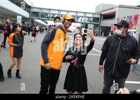 RICCIARDO Daniel (aus), McLaren F1 Team MCL36, con un fan nel paddock durante il Gran Premio di Formula 1 Honda Japanese 2022, 18th° round del Campionato del mondo FIA di Formula uno 2022 dal 7 al 9 ottobre 2022 sul Suzuka International Racing Course, a Suzuka, prefettura di mie, Giappone - Foto: Florent Gooden/DPPI/LiveMedia Foto Stock