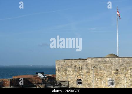 Southsea Castle a Portsmouth, Inghilterra, con le sue merlature e cannoni rivolti verso il mare per proteggere la città. Foto Stock