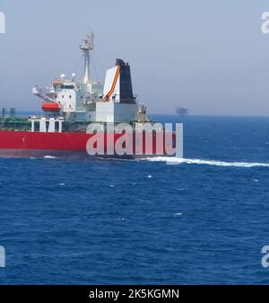 Vista della poppa di una nave mercantile che trasporta prodotti chimici è in corso in mare in condizioni climatiche calme Foto Stock