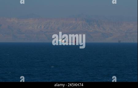 Piattaforma di perforazione petrolifera in mare rosso con le montagne del Sinai sullo sfondo Foto Stock