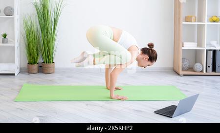 la lezione di yoga online pilates esercizio donna a casa Foto Stock