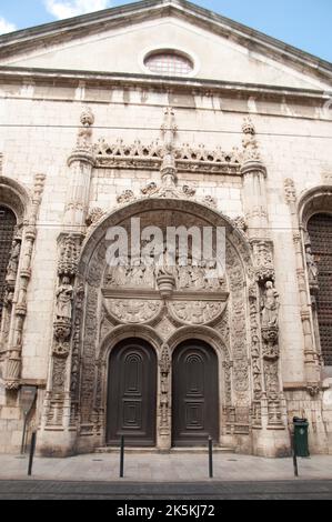 La facciata e il vecchio portale di nostra Signora della Concezione Immacualata (dettaglio), Alfama, Lisbona, Portogallo. Molto ornato stile manuelino; bella scultura Foto Stock