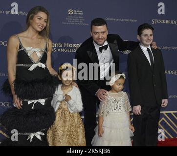 Jessica Biel e Justin Timberlake, e CHLA pazienti Ella, Delilah e Nathan (L-R) frequentare il Children's Hospital Los Angeles CHLA gala al Barker Hangar di Santa Monica, California Sabato 8 ottobre 2022. Ospitata dall'attore Chris Pine e da suo padre, l'attore Robert Pine, la serata è stata caratterizzata da una performance dal vivo di Timberlake e ha reso omaggio ai membri del team clinico in prima linea dell'ospedale e ai filantropi che aiutano CHLA a compiere la sua missione di creare speranza e costruire un futuro più sano per i bambini. Foto di Jim Ruymen/UPI Foto Stock