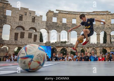 Le finali mondiali di Red Bull Street Style, il concorso di tecnica con la palla, si sono tenute nell'Arena di Pola, in Croazia, il 8 ottobre 2022. Foto: Srecko Niketic/PIXSELL Foto Stock