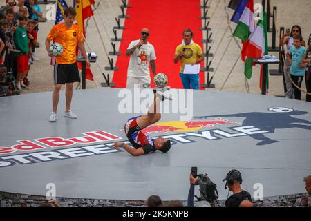 Le finali mondiali di Red Bull Street Style, il concorso di tecnica con la palla, si sono tenute nell'Arena di Pola, in Croazia, il 8 ottobre 2022. Foto: Srecko Niketic/PIXSELL Foto Stock