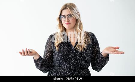 donna confuso ritratto clueless shrug modello obese Foto Stock