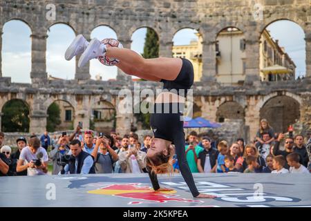 Le finali mondiali di Red Bull Street Style, il concorso di tecnica con la palla, si sono tenute nell'Arena di Pola, in Croazia, il 8 ottobre 2022. Foto: Srecko Niketic/PIXSELL Foto Stock