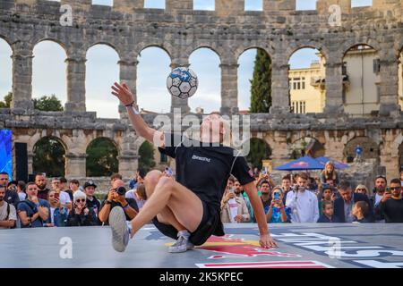 Le finali mondiali di Red Bull Street Style, il concorso di tecnica con la palla, si sono tenute nell'Arena di Pola, in Croazia, il 8 ottobre 2022. Foto: Srecko Niketic/PIXSELL Foto Stock