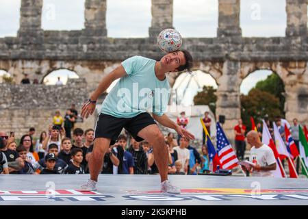 Le finali mondiali di Red Bull Street Style, il concorso di tecnica con la palla, si sono tenute nell'Arena di Pola, in Croazia, il 8 ottobre 2022. Foto: Srecko Niketic/PIXSELL Foto Stock