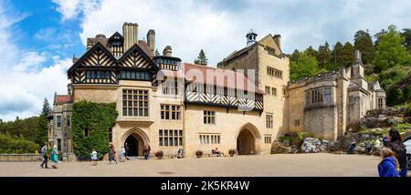 panorama cragside casa vittoriana del barone inventore william armstrong proprietà di fiducia nazionale rothbury northumberland regno unito alimentato da energia idroelettrica Foto Stock