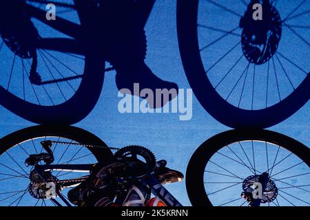 Ripresa astratta di una bicicletta in ombra Foto Stock