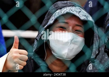 Suzuka, Giappone. 9th Ott 2022. Atmosfera del circuito - una ventola. Gran Premio del Giappone, domenica 9th ottobre 2022. Suzuka, Giappone. Credit: James Moy/Alamy Live News Foto Stock