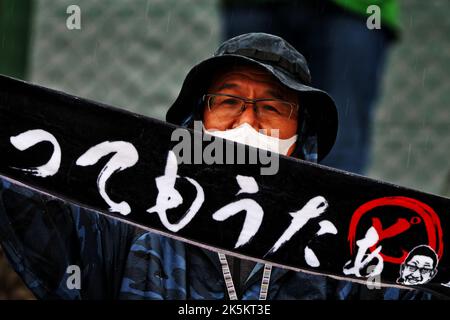 Suzuka, Giappone. 9th Ott 2022. Atmosfera del circuito - una ventola. Gran Premio del Giappone, domenica 9th ottobre 2022. Suzuka, Giappone. Credit: James Moy/Alamy Live News Foto Stock