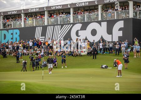 BANGKOK, THAILANDIA - 9 OTTOBRE: Eugenio Lopez-Chacarra di Spagna sulla buca finale durante il terzo e ultimo round al LIV GOLF INVITATIONAL BANGKOK a Stonehill Golf Course il 9 ottobre 2022 a Bangkok, THAILANDIA (Foto di Peter van der Klooster/Alamy Live News) Foto Stock