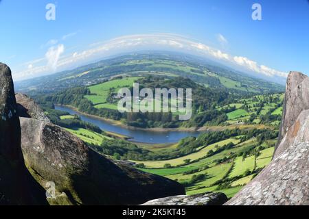 Piegando la visuale con una lente fisheye si ottiene un'affascinante immagine di paesaggio variabile. Foto Stock