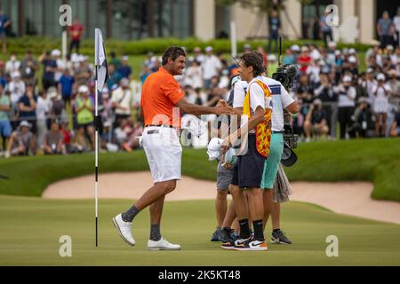 BANGKOK, THAILANDIA - 9 OTTOBRE: Eugenio Lopez-Chacarra di Spagna con il suo caddie Adolfo Juan Luna dopo la sua vittoria alla buca 18 durante il terzo e ultimo round al LIV GOLF INVITATIONAL BANGKOK a Stonehill Golf Course il 9 ottobre 2022 a Bangkok, THAILANDIA (Foto di Peter van der Klooster/Alamy Live News) Foto Stock