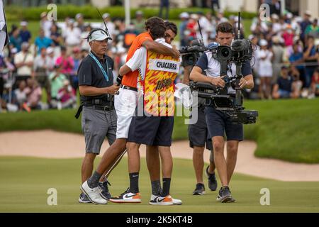 BANGKOK, THAILANDIA - 9 OTTOBRE: Eugenio Lopez-Chacarra di Spagna con il suo caddie Adolfo Juan Luna dopo la sua vittoria alla buca 18 durante il terzo e ultimo round al LIV GOLF INVITATIONAL BANGKOK a Stonehill Golf Course il 9 ottobre 2022 a Bangkok, THAILANDIA (Foto di Peter van der Klooster/Alamy Live News) Foto Stock