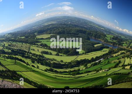 Piegando la visuale con una lente fisheye si ottiene un'affascinante immagine di paesaggio variabile. Foto Stock