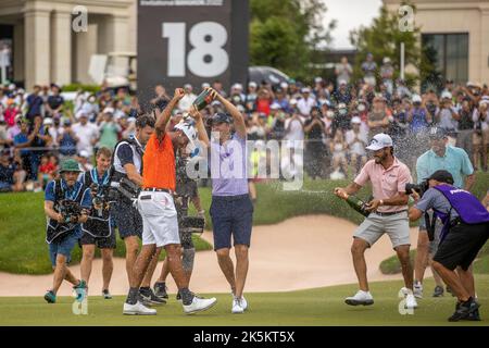 BANGKOK, THAILANDIA - 9 OTTOBRE: Eugenio Lopez-Chacarra di Spagna ottenere una doccia champaign dopo la sua vittoria sul buco 18 durante il terzo e finale turno al LIV GOLF INVITATIONAL BANGKOK a Stonehill Golf Course il 9 ottobre 2022 a Bangkok, THAILANDIA (Foto di Peter van der Klooster/Alamy Live News) Foto Stock