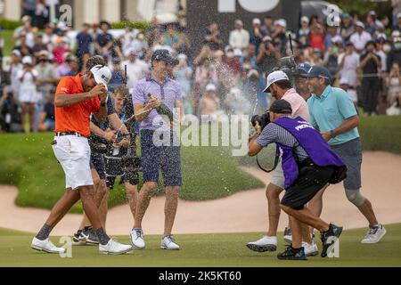 BANGKOK, THAILANDIA - 9 OTTOBRE: Eugenio Lopez-Chacarra di Spagna ottenere una doccia champaign dopo la sua vittoria sul buco 18 durante il terzo e finale turno al LIV GOLF INVITATIONAL BANGKOK a Stonehill Golf Course il 9 ottobre 2022 a Bangkok, THAILANDIA (Foto di Peter van der Klooster/Alamy Live News) Foto Stock