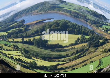 Piegando la visuale con una lente fisheye si ottiene un'affascinante immagine di paesaggio variabile. Foto Stock