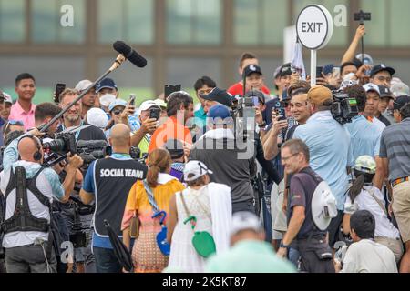 BANGKOK, THAILANDIA - 9 OTTOBRE: GREG Norman, CEO DI LIV GOLF, si congratula con Eugenio Lopez-Chacarra di Spagna per la buca 18 durante il terzo e ultimo round del LIV GOLF INVITATIONAL BANGKOK al Stonehill Golf Course il 9 ottobre 2022 a Bangkok, THAILANDIA (Foto di Peter van der Klooster/Alamy Live News) Foto Stock