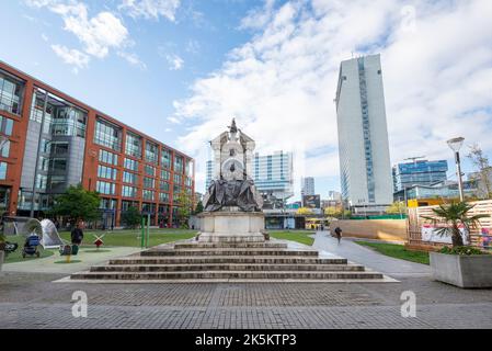 Statua della Regina Vittoria nei giardini di Piccadilly, centro di Manchester, Inghilterra. Foto Stock