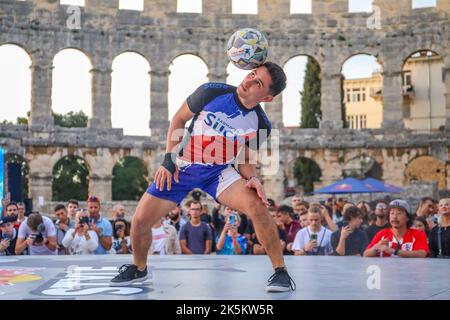 Le finali mondiali di Red Bull Street Style, il concorso di tecnica con la palla, si sono tenute nell'Arena di Pola, in Croazia, il 8 ottobre 2022. Foto di Srecko Niketic/PIXSELL/ABACAPRESS.COM Foto Stock