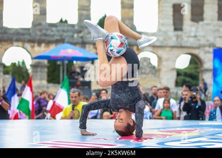 Le finali mondiali di Red Bull Street Style, il concorso di tecnica con la palla, si sono tenute nell'Arena di Pola, in Croazia, il 8 ottobre 2022. Foto di Srecko Niketic/PIXSELL/ABACAPRESS.COM Foto Stock