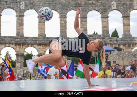 Le finali mondiali di Red Bull Street Style, il concorso di tecnica con la palla, si sono tenute nell'Arena di Pola, in Croazia, il 8 ottobre 2022. Foto di Srecko Niketic/PIXSELL/ABACAPRESS.COM Foto Stock