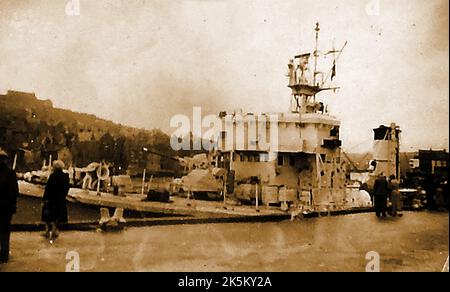 Una foto del 1950 circa dell'ex H.M.S. Whitby ormeggiato nella città da cui prende il nome, Whitby, Yorkshire, Regno Unito. HMS Whitby (Pennant numero: F36) è stata una fregata sottomarina della Royal Navy di classe Whitby o di tipo 12 costruita da Cammell Laird and Co Ltd, a Birkenhead. Lanciato il 2nd luglio 1954 . Commissionato il 10th luglio 1956. Messa fuori servizio 1974. Scartato 1979 Foto Stock