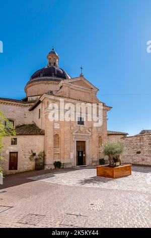 La Chiesa Nuova nel centro storico di Assisi, Perugia, Italia, in una giornata di sole Foto Stock