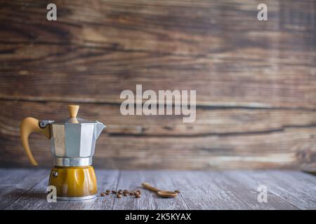 Vaso Moka su tavolo di legno di fronte sfondo in legno Foto Stock