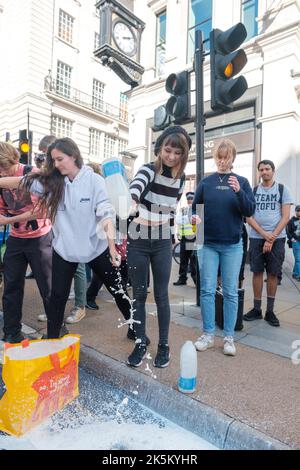 La ribellione degli animali torna in strada colpendo più posizioni attraverso Mayfair e Piccadilly che benifit dalla sofferenza degli animali e prendere ove Foto Stock