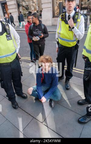 La ribellione degli animali torna in strada colpendo più posizioni attraverso Mayfair e Piccadilly che benifit dalla sofferenza degli animali e prendere ove Foto Stock