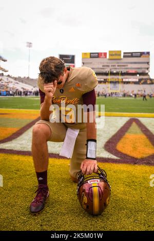 Paul Tyson (9) prega prima di lasciare il campo prima di una partita di football dell'università NCAA contro i Washington Huskies a Tempe, Foto Stock