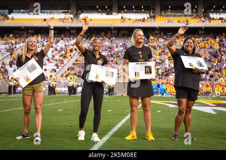 Gli ex-alunni dello stato dell'Arizona Caitlin Andrew, Briann January, Ann Nordqvist e Jessica Pressley sono onorati a metà campo durante l'Arizona state Hall of CER Foto Stock