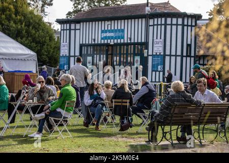 Cheltenham Literature Festival, Gloucestershire. I partecipanti al festival potranno godersi il caldo sole all'interno dei terreni del festival della letteratura. Foto Stock