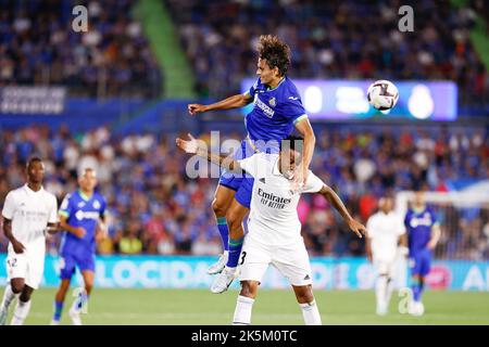 Enes Unal di Getafe e Eder Militao del Real Madrid durante il campionato spagnolo la Liga partita di calcio tra Getafe CF e Real Madrid il 8 ottobre 2022 allo stadio del Coliseum Alfonso Perez di Getafe, Madrid, Spagna - Foto: Oscar J Barroso/DPPI/LiveMedia Foto Stock