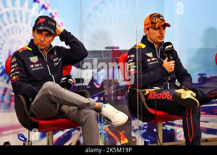 Da sinistra a destra: Sergio Perez (MEX) Red Bull Racing e Max Verstappen (NLD) Red Bull Racing, ritratto nel post gara FIA Press Conference durante la Formula 1 Honda Japanese Grand Prix 2022, 18th° round del Campionato del mondo FIA di Formula uno 2022 dal 7 al 9 ottobre, 2022 sul corso Suzuka International Racing Course, a Suzuka, Prefettura di mie, Giappone - Foto DPPI Foto Stock