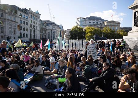 Londra, Regno Unito. 08th Ott 2022. Gli attivisti si sono visti seduti all'incrocio a Trafalgar Square e causare il blocco della strada durante la manifestazione. Animal Rebellion, un gruppo attivista che sostiene la dieta vegetariana e vegana per affrontare la crisi climatica, ha intrapreso azioni in collaborazione con Just Stop Oil per bloccare diversi incroci nel centro di Londra. Gli attivisti hanno anche preso di mira negozi che stanno promuovendo la crudeltà degli animali nella loro azione. Credit: SOPA Images Limited/Alamy Live News Foto Stock
