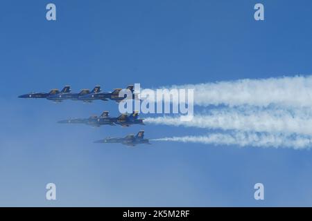 San Francisco, Stati Uniti. 09th Ott 2022. Gli aerei da caccia sorvolano il cielo di San Francisco. La San Francisco Fleet Week è una serie di eventi che si svolgono nell'area della baia di San Francisco. Questo evento riunisce migliaia di persone per ammirare lo spettacolo di aerei da caccia. Quest'anno, Blue Angels, un team di trick show nella Marina degli Stati Uniti dimostra e ha fatto un sacco di movimenti di alta difficoltà. Credit: SOPA Images Limited/Alamy Live News Foto Stock