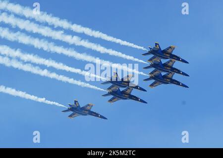 San Francisco, Stati Uniti. 09th Ott 2022. Gli aerei da caccia sorvolano il cielo di San Francisco. La San Francisco Fleet Week è una serie di eventi che si svolgono nell'area della baia di San Francisco. Questo evento riunisce migliaia di persone per ammirare lo spettacolo di aerei da caccia. Quest'anno, Blue Angels, un team di trick show nella Marina degli Stati Uniti dimostra e ha fatto un sacco di movimenti di alta difficoltà. Credit: SOPA Images Limited/Alamy Live News Foto Stock