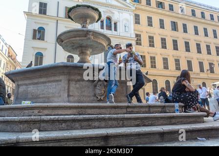 Roma, Lazio, Italia, 21th aprile 2018: Fontana dei Catecumeni, una fontana con i romani Foto Stock