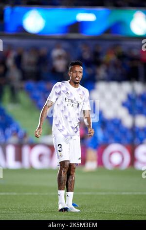 MADRID, SPAGNA - 08 OTTOBRE: Eder Militao del Real Madrid CF guarda in anticipo la Liga Santander match tra Getafe CF e Real Madrid CF il 08 ottobre 2022 al Colosseo Alfonso Perez di Madrid, Spagna. Credit: Ricardo Larreina/AFLO/Alamy Live News Foto Stock