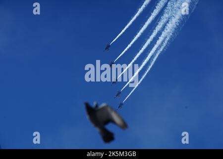 Gli aerei da caccia sorvolano il cielo di San Francisco. La San Francisco Fleet Week è una serie di eventi che si svolgono nell'area della baia di San Francisco. Questo evento riunisce migliaia di persone per ammirare lo spettacolo di aerei da caccia. Quest'anno, Blue Angels, un team di trick show nella Marina degli Stati Uniti dimostra e ha fatto un sacco di movimenti di alta difficoltà. (Foto di Wai Lee Michael ho / SOPA Images/Sipa USA) Foto Stock