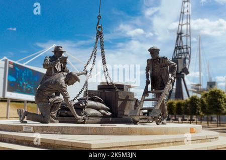 "Sbarcò" la statua dei Dockers di Les Johnson al Victoria Dock, Londra, Regno Unito.. Ripetizione dell'ID immagine: 2JHC0G5 Foto Stock