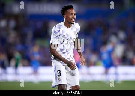 MADRID, SPAGNA - 08 OTTOBRE: Eder Militao del Real Madrid CF guarda in anticipo la Liga Santander match tra Getafe CF e Real Madrid CF il 08 ottobre 2022 al Colosseo Alfonso Perez di Madrid, Spagna. Credit: Ricardo Larreina/AFLO/Alamy Live News Foto Stock