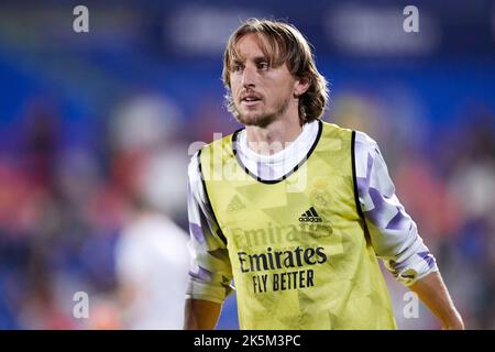 MADRID, SPAGNA - 08 OTTOBRE: Luka Modric del Real Madrid CF guarda in anticipo la Liga Santander match tra Getafe CF e Real Madrid CF il 08 ottobre 2022 al Colosseo Alfonso Perez di Madrid, Spagna. Credit: Ricardo Larreina/AFLO/Alamy Live News Foto Stock